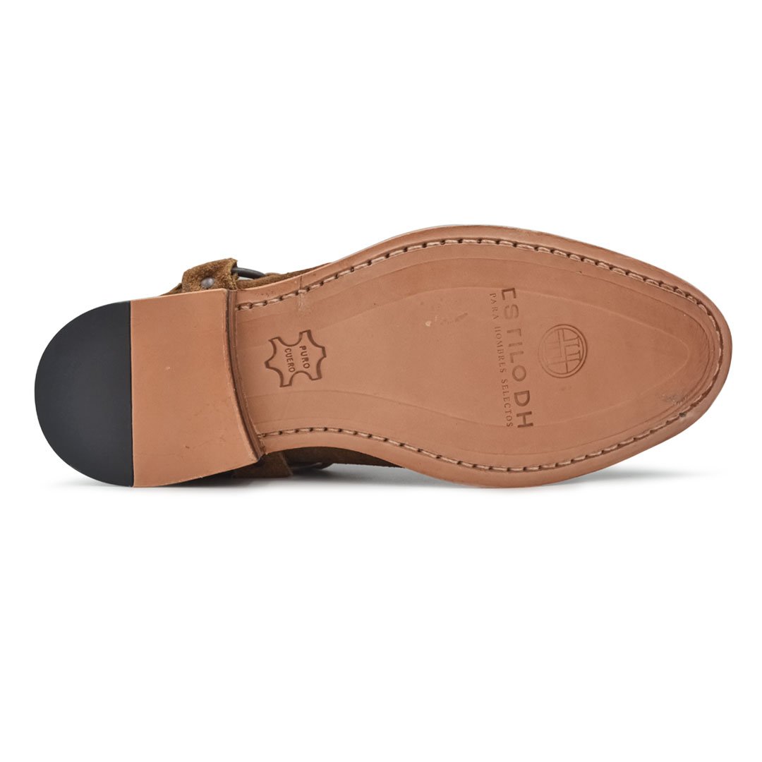 Botín de Hombre estilo Chelsea en fina gamuza de piel Vacuno. Suela de cuero natural vacuno cosido