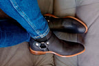 Hombre con botas Chelsea color negro con arnés marca Estilo DH