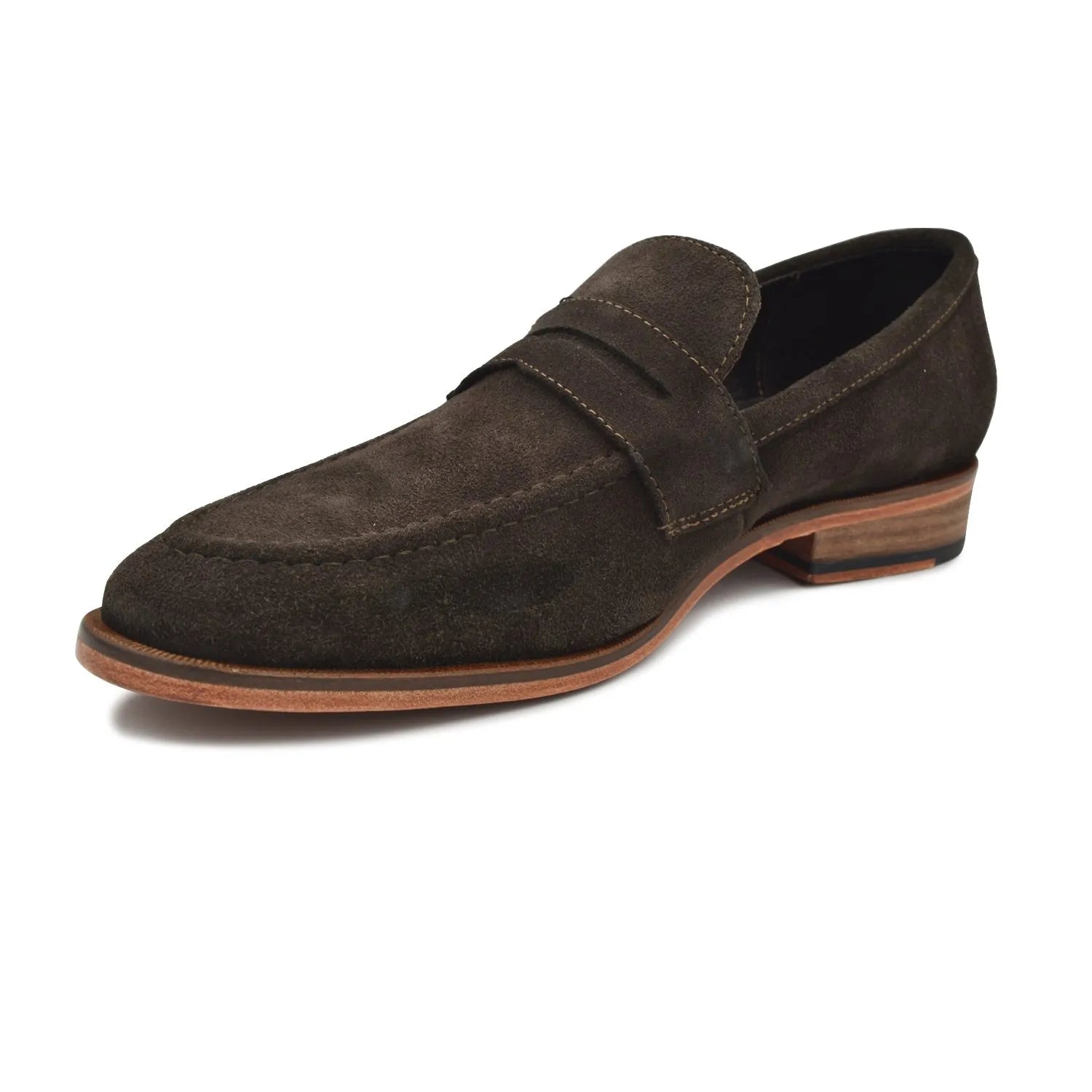 Mocasines Penny en piel Gamuza suave con trabilla decorativa y costura de mocasín al frente. Forro y plantillas en piel vacuno, suela en cuero marca estilo dh