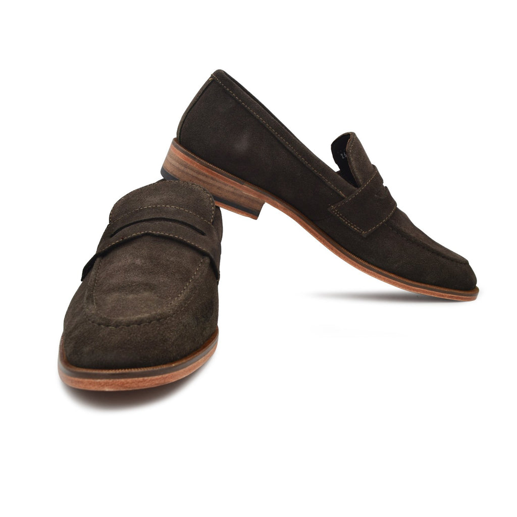 Mocasines Penny en piel Gamuza suave con trabilla decorativa y costura de mocasín al frente. Forro y plantillas en piel vacuno, suela en cuero marca estilo dh