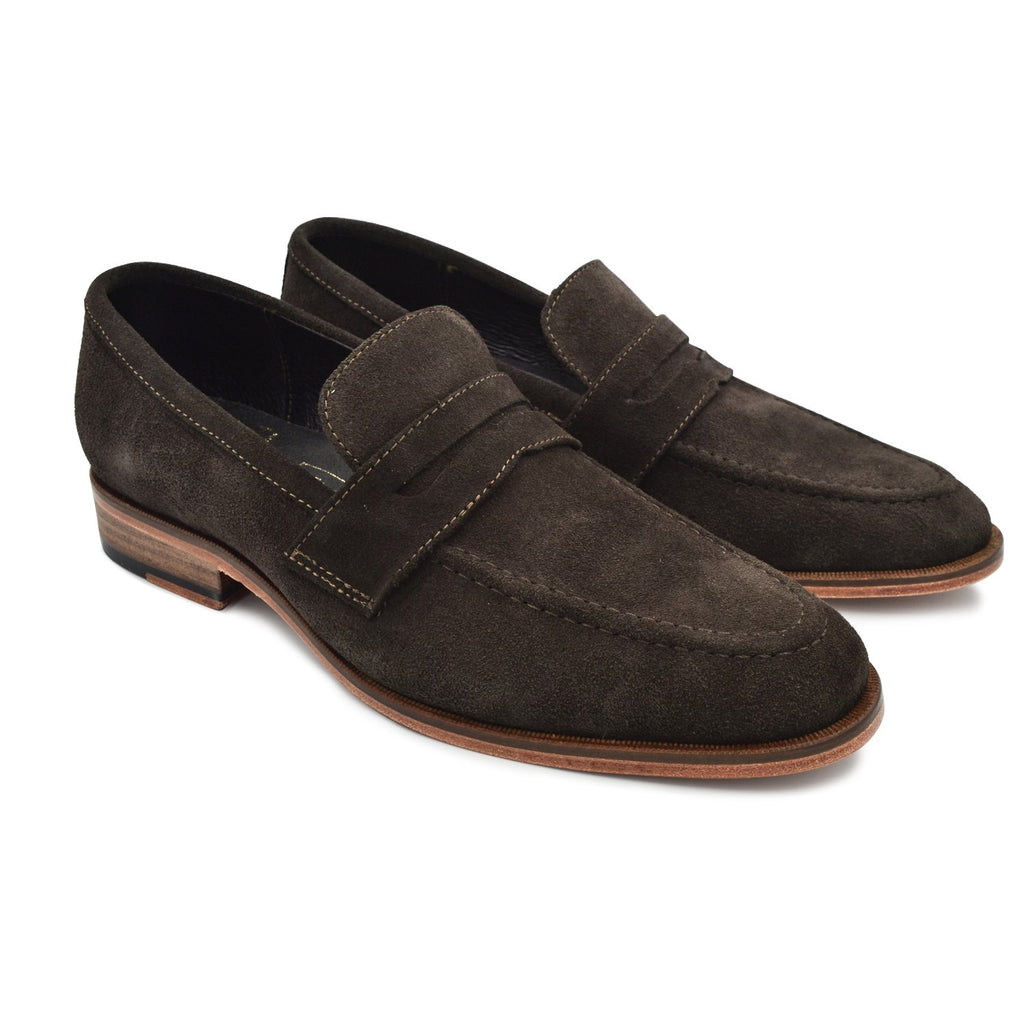 Mocasines Penny en piel Gamuza suave con trabilla decorativa y costura de mocasín al frente. Forro y plantillas en piel vacuno, suela en cuero marca estilo dh