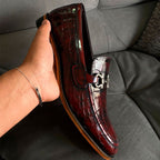 Slipper estilo cocodrilo con herraje color vino