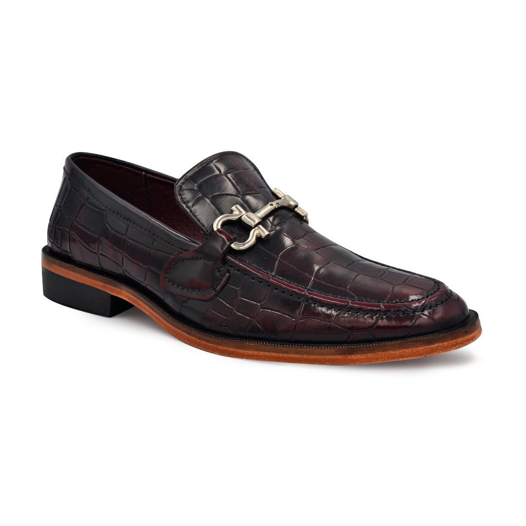 Slipper estilo cocodrilo con hebila color vino camaleón